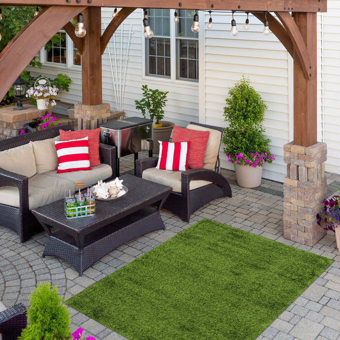 Contemporary 5'0\" x 7'0\" Faux Grass Rug in Green Outdoor Area Rug