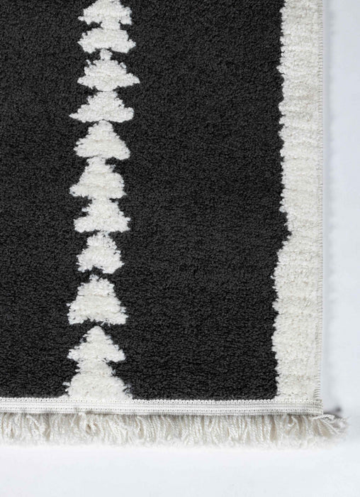 Zelda Contemporary 5'3\" x 7'2\" Area Rug in Black Indoor Area Rug