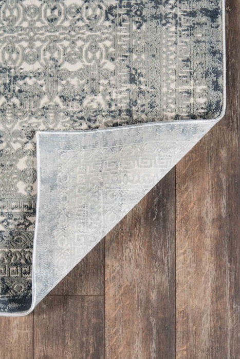 Mabel Traditional 5'1\" x 7'7\" Area Rug in Green Indoor Area Rug