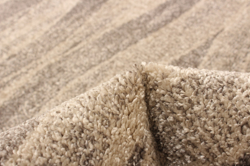 Arusha Ivory / Grey 6'7\" x 9'6\" Area Rug
